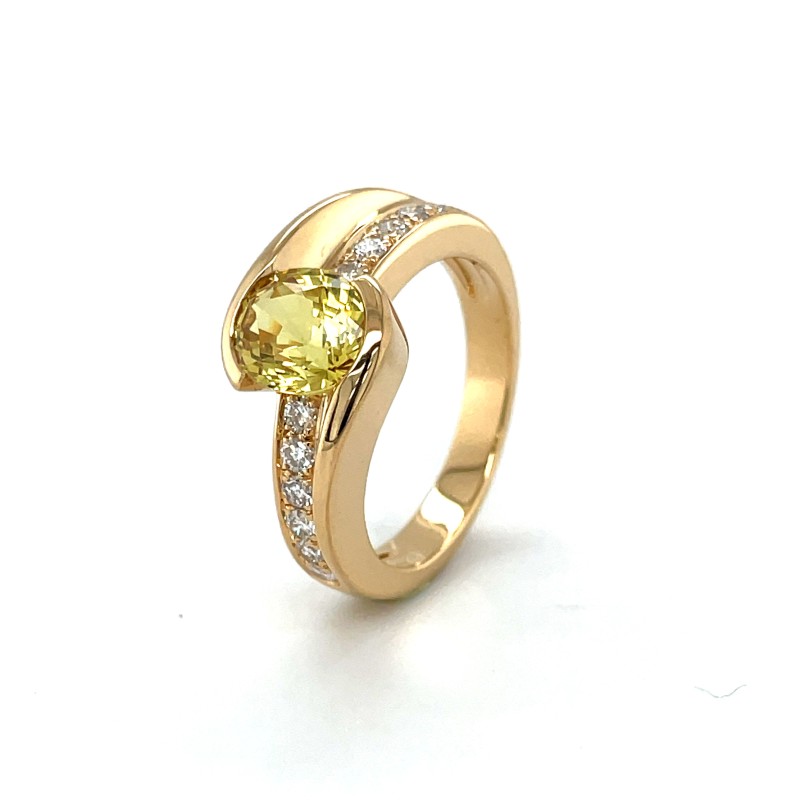 Bague en or avec un saphir Jaune accompagné de diamants, fabriquée sur mesure dans votre bijouterie près de Arnas (69)