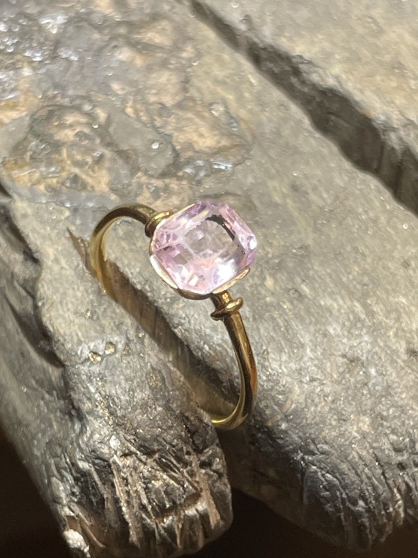 réparation d’une bague en or jaune et Morganite chez FLORENTIN POYET JOAILLIER à Villefranche sur Saône
