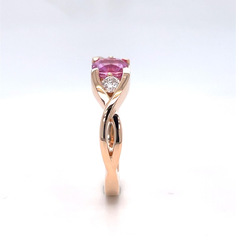 Bague en or rose saphir taille coussin rose et diamants chez votre bijoutier proche de Belleville-en-Beaujolais