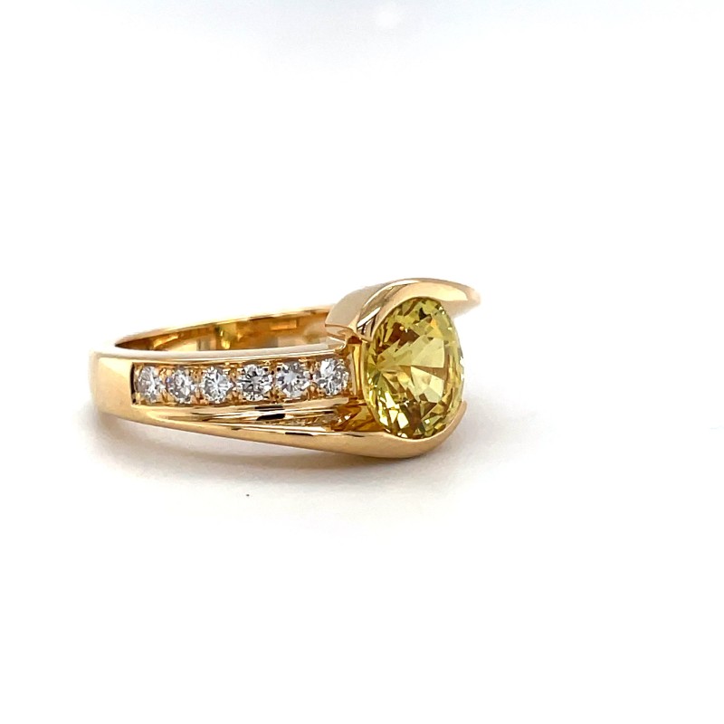 Bague de fiançailles à Lyon: Bague en or avec un saphir Jaune accompagné de diamants, fabriquée sur mesure dans votre bijouterie près de Arnas (69)