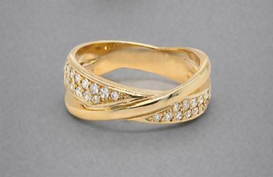 Alliance sur mesure en or et diamants forme croisée