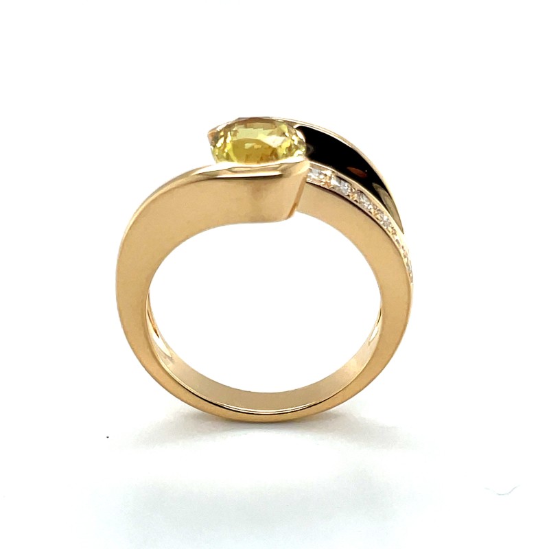 Bague de fiançailles à Lyon: Bague en or avec un saphir Jaune accompagné de diamants, fabriquée sur mesure dans votre bijouterie près de Arnas (69)