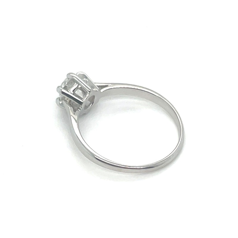 Après restauration : bague diamant en platine retrouvant tout son éclat