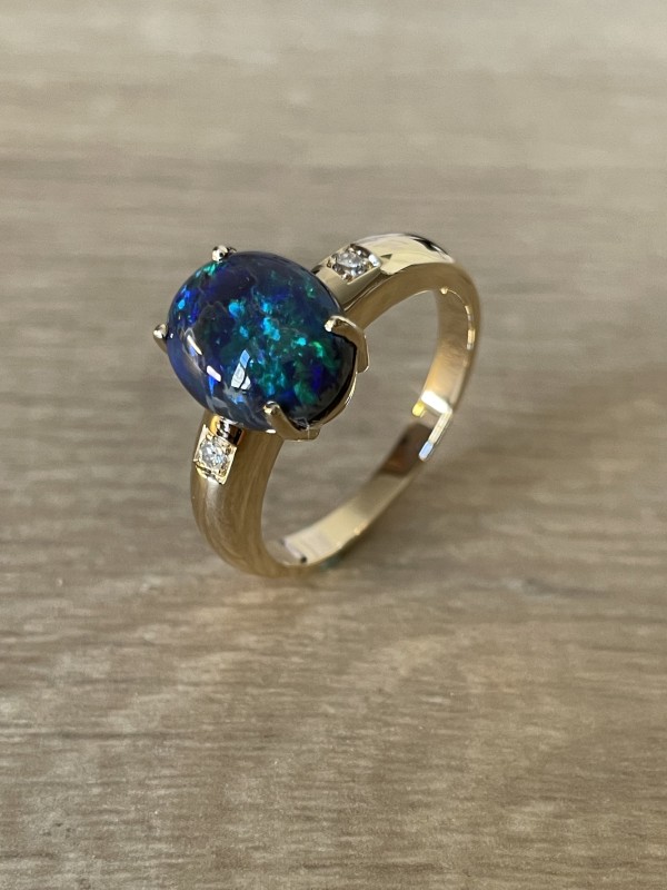 une bague avec une opale et diamants à lyon
