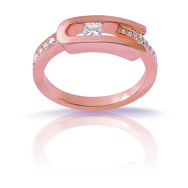 Bague en or rose et diamants taille princesse