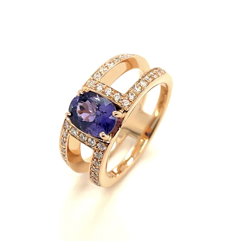 Bijouterie pour création de bague sur mesure en or rose et diamants avec un saphir violet proche d'Ecully