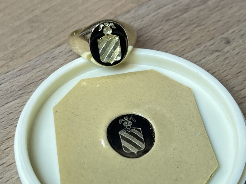 Chevalière en or jaune avec gravure héraldique