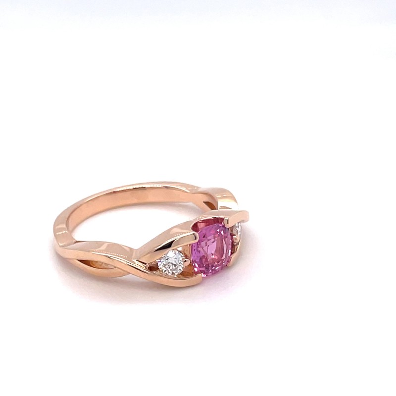 Bague en or rose saphir taille coussin rose et diamants chez votre bijoutier proche de Belleville-en-Beaujolais