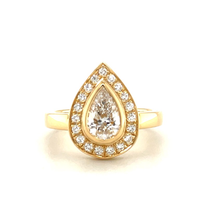 Bague de fiançailles en forme de goutte avec des diamants autour de moi