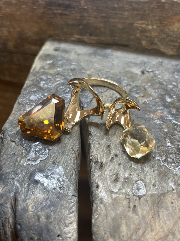 bague originale en or jaune avec des citrines fabriquée sur mesure