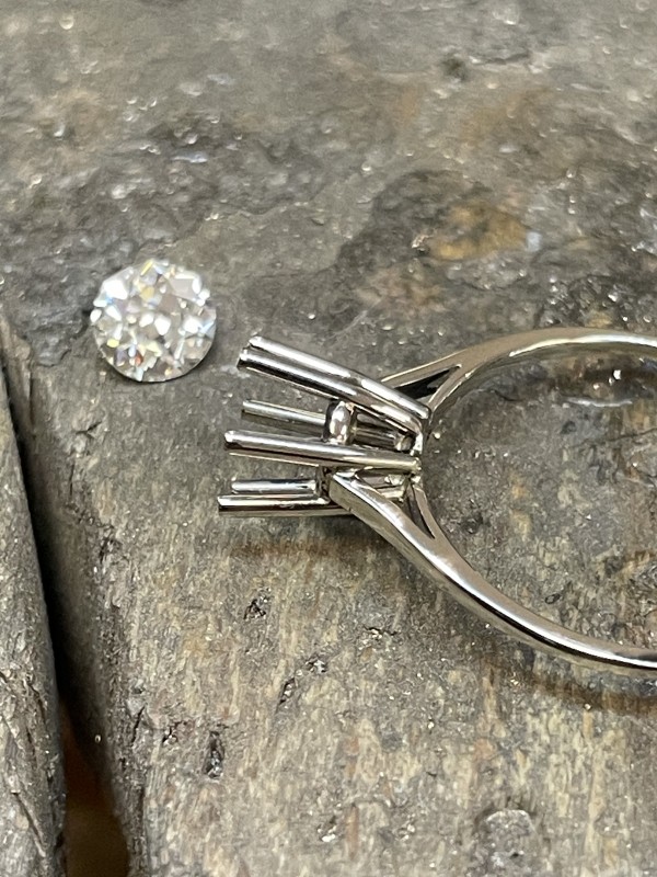 refection des griffes d’une bague en or blanc et diamants 