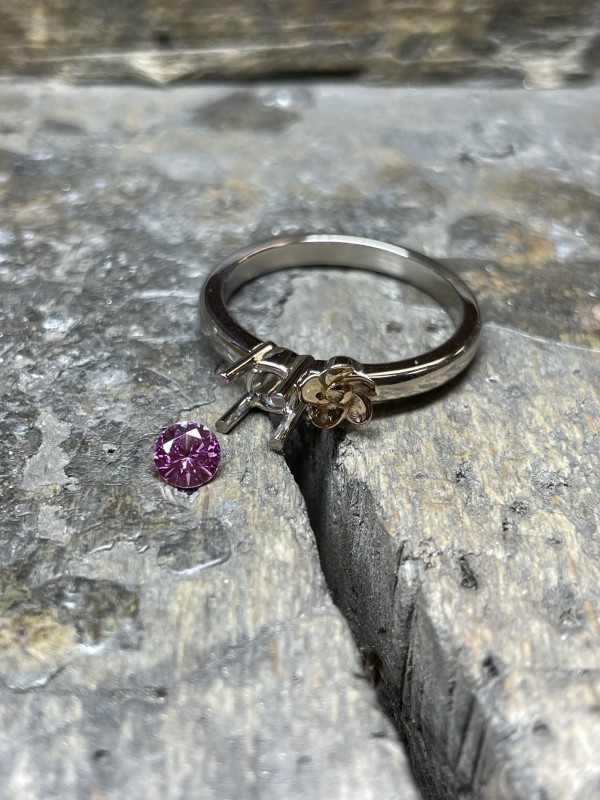 Création d'une bague de fiançailles en or blanc avec saphir rose et fleur de sakura dans notre atelier Villefranche proche de Tassin-la-Demi-Lune