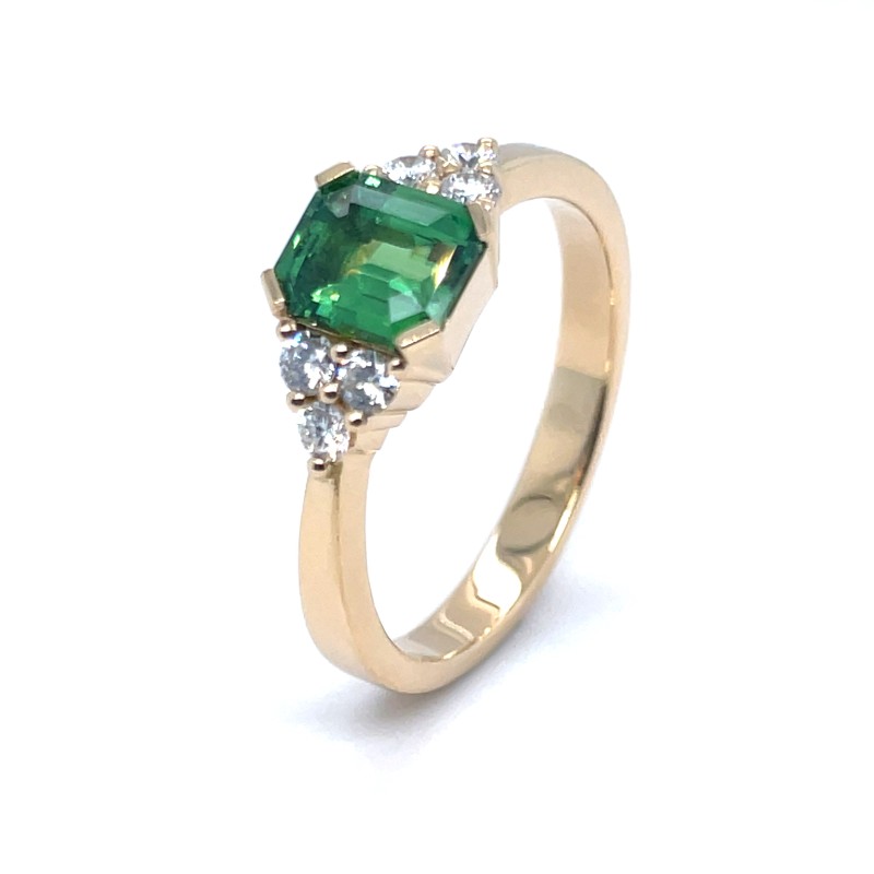 Bague de fiançailles en or jaune avec grenat tsavorite vert et diamants, fabriquée sur mesure près de Tassin-la-Demi-Lune (69)