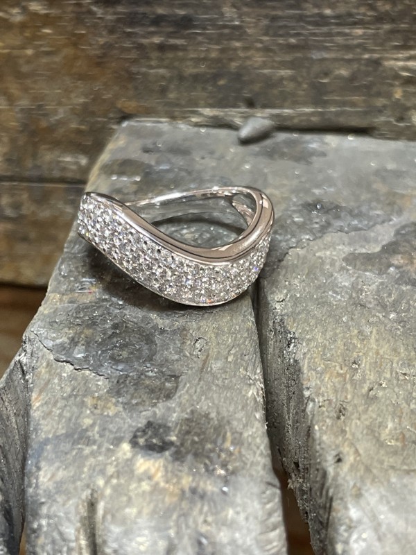  remettre des diamants sur une bague en or blanc 