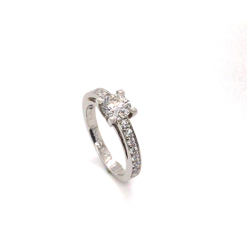 Fabrication de bague de fiançailles intemporelle et originale en or blanc et diamants près de Lyon 9ème