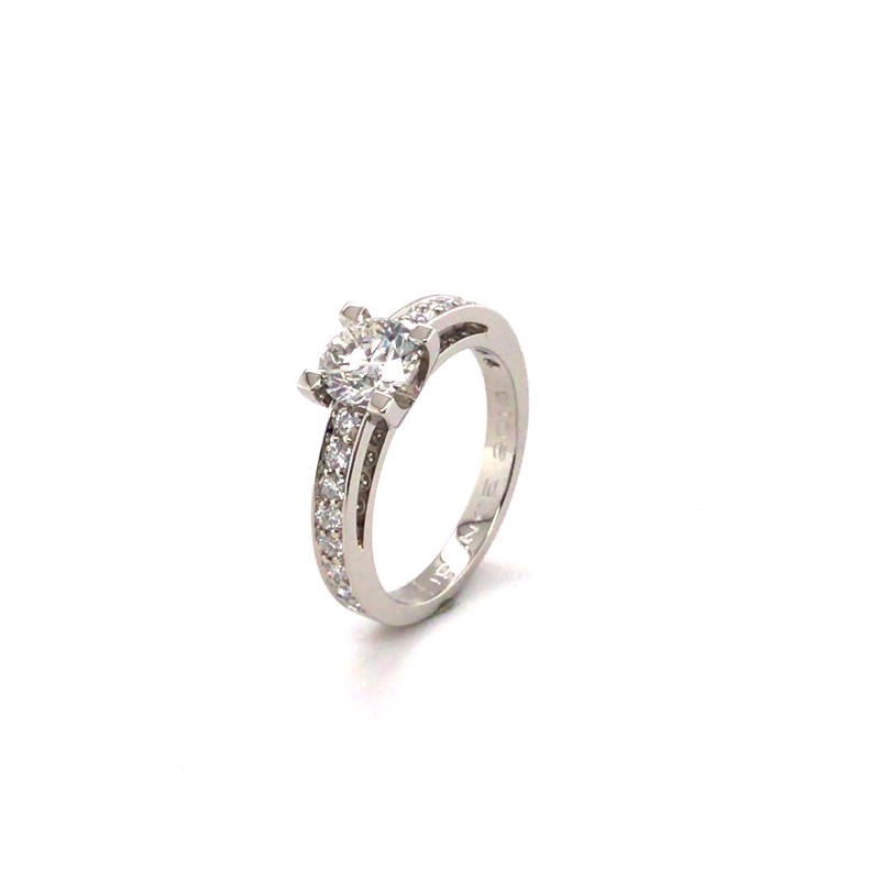Fabrication de bague de fiançailles intemporelle et originale en or blanc et diamants près de Lyon 9ème
