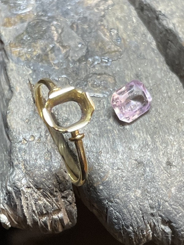 réparation d’une bague en or jaune et Morganite chez FLORENTIN POYET JOAILLIER à Villefranche sur Saône