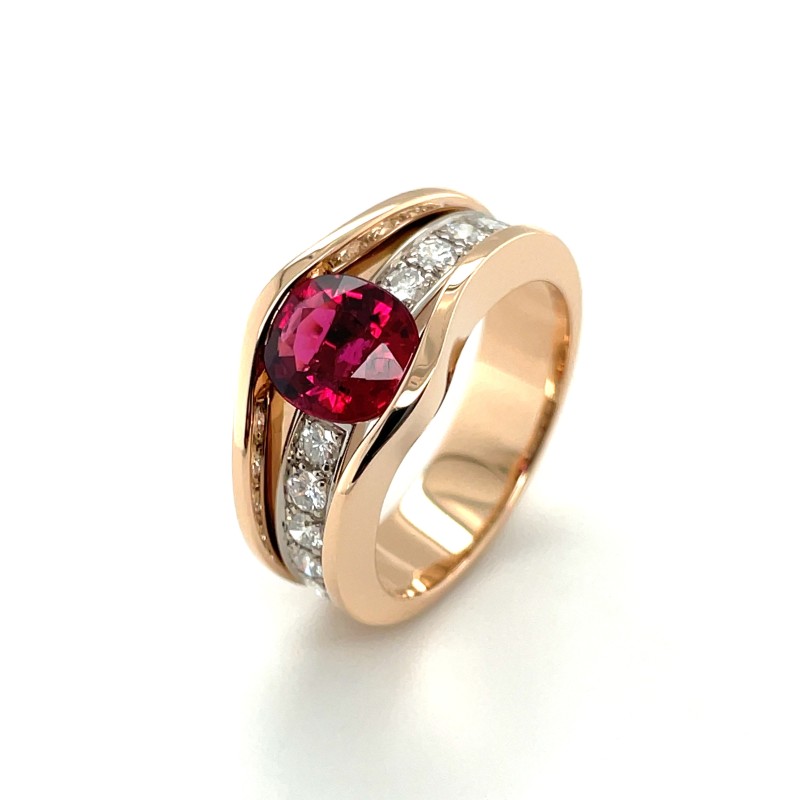 Bague or rose et blanc sertie d'une tourmaline rose et de diamants vers Anse