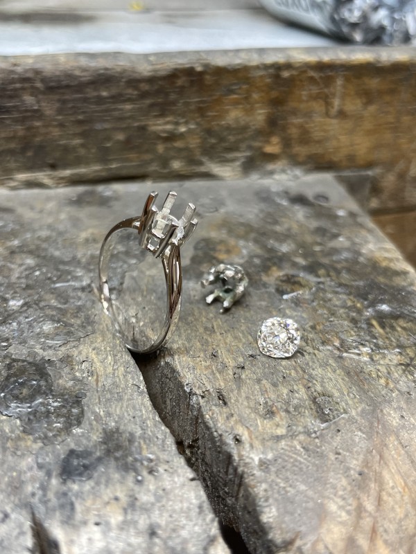 la bague et son nouveau chaton en platine avant le sertissage du diamant