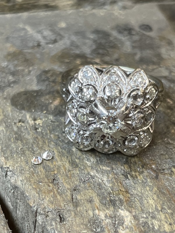 Bague en or blanc 18 carats solitaire diamant accompagné de diamants dans une bijouterie proche de Tarare