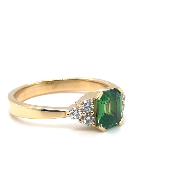 Bague de fiançailles en or jaune avec grenat tsavorite vert et diamants, fabriquée sur mesure près de Tassin-la-Demi-Lune (69)