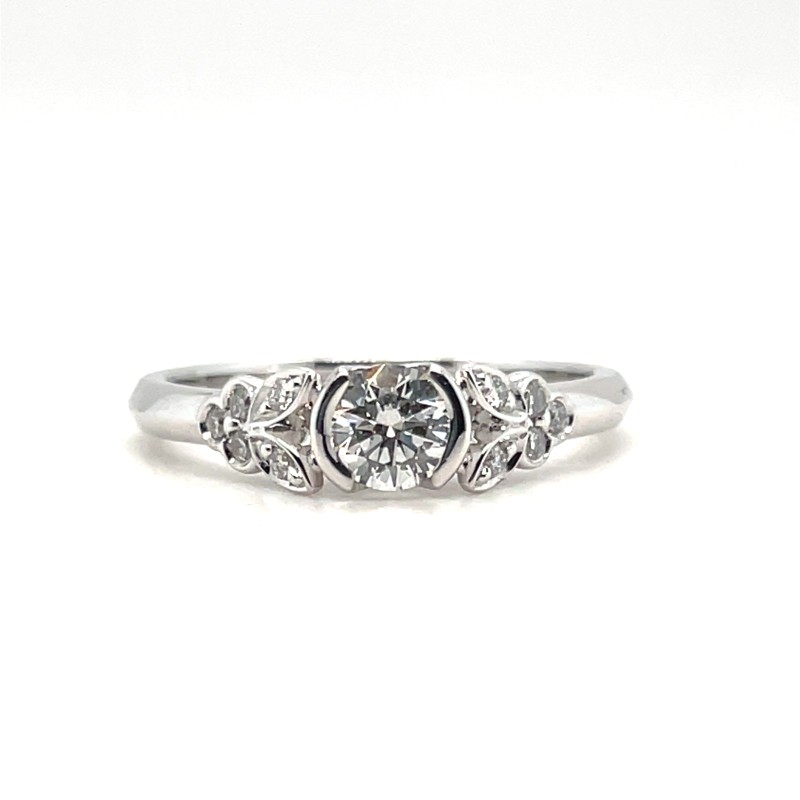 Bague de fainçailles en or blanc et diamants à Villefranche sur Saône