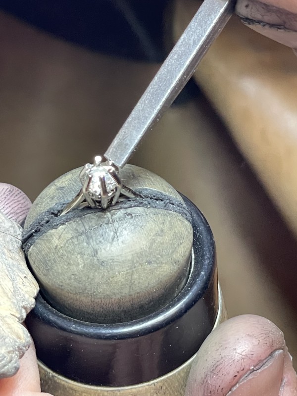 refection des griffes d’une bague en or blanc et diamants 