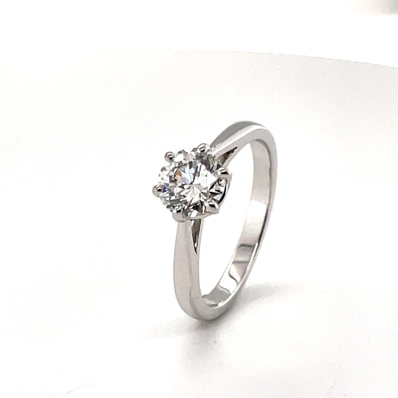 Bague de fiançailles à Lyon en or blanc et diamant de plus d’1 carat avec 6 griffes dans votre bijouterie près de Neuville-sur-Saône (69)