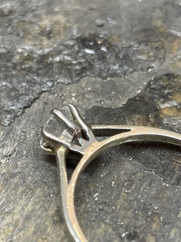 refection des griffes d’une bague en or blanc et diamants 
