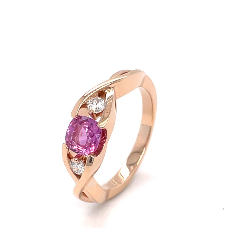 Bague en or rose saphir taille coussin rose et diamants chez votre bijoutier proche de Belleville-en-Beaujolais