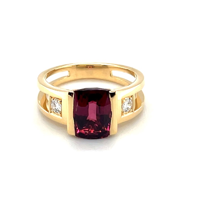 fabrication d’une bague en or jaune, avec un grenat et des diamants