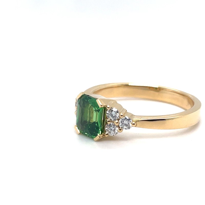 Bague de fiançailles en or jaune avec grenat tsavorite vert et diamants, fabriquée sur mesure près de Tassin-la-Demi-Lune (69)