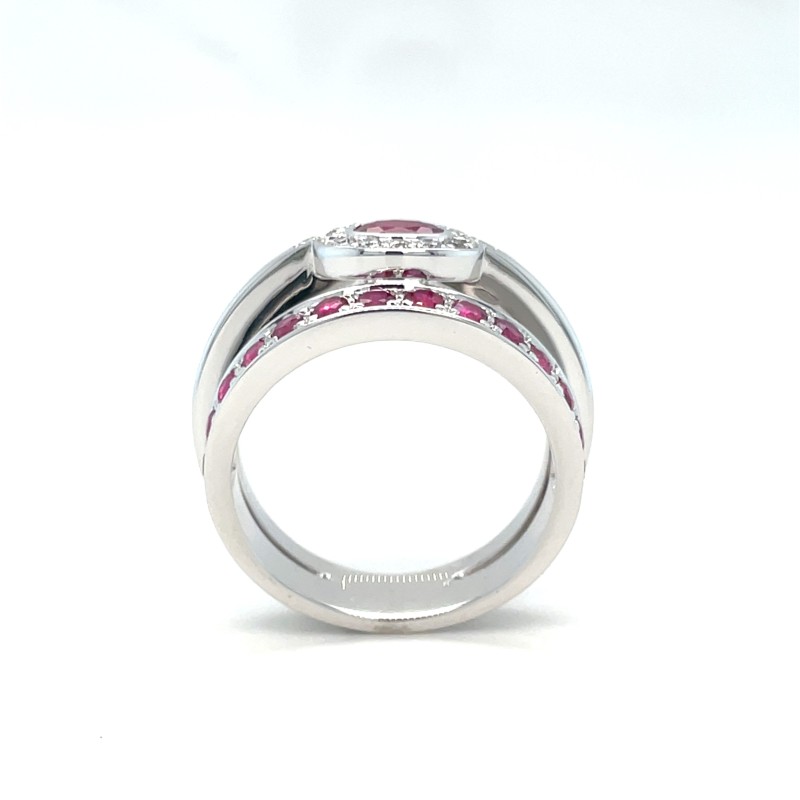 Fabrication d’une nouvelle bague en or blanc avec rubis et diamants en récupérant les anciens bijoux existants.