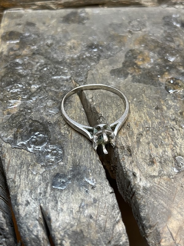 Bague ancienne en platine avant restauration
