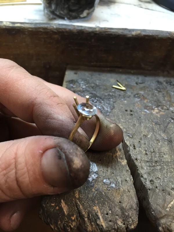 Comment ressertir une pierre sur une bague ?