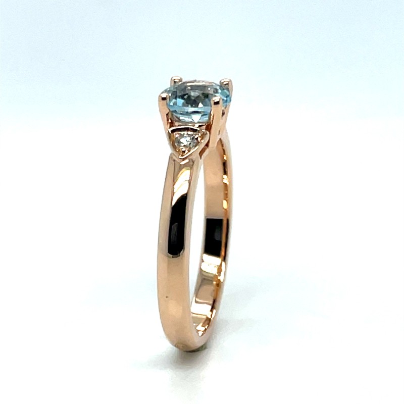 bague de fiançailles en or rose avec une aigue marine et des diamants 